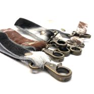 Sleutelhanger koehuid + musqueton brons #